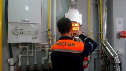 Vérification de l'équipement au gaz Inspection de l'équipement de gaz par un travailleur des services de gaz