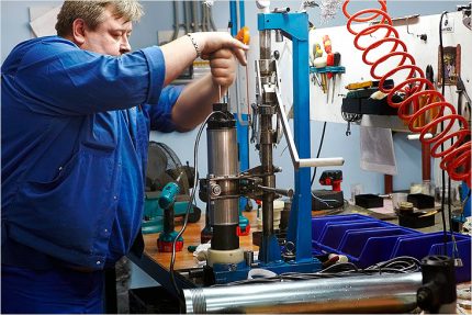 Le maître répare la pompe