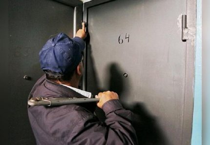 Officier de gaz sonne à la porte Officier de gaz sonne à la porte