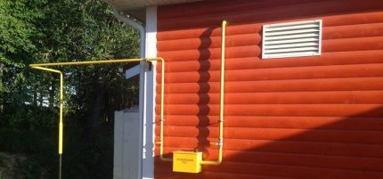 Tuyau de gaz sur la maison