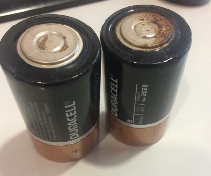 Les batteries se sont oxydées et ont commencé à rouiller. Les batteries se sont oxydées et ont commencé à rouiller.