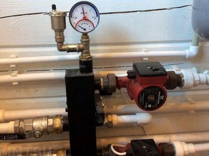 Manomètre dans la tuyauterie de la chaudière Manomètre dans la tuyauterie de la chaudière