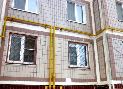 Tubos de gás sob as janelas de uma casa