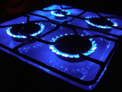 Flamme bleue dans un brûleur à gaz