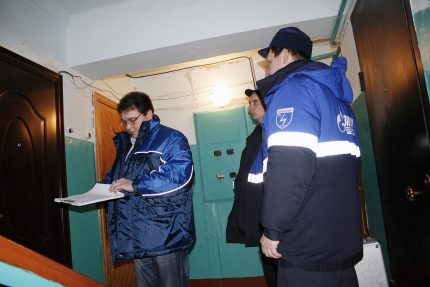 Personnel de service de gaz Les travailleurs du gaz sont arrivés pour remplacer le compteur