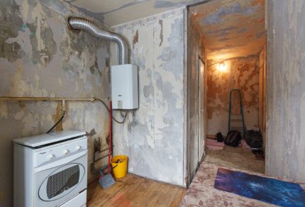 Réparation dans l'appartement avec une cuisinière à gaz et une chaudière murale Réparation dans l'appartement avec une cuisinière à gaz