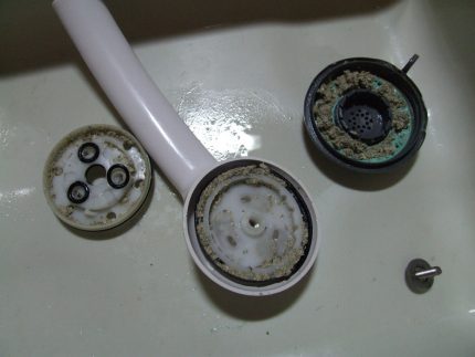 Escala em uma cabeça de chuveiro Escala em uma cabeça de chuveiro