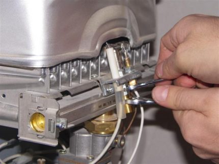 Limpando o ignitor de gás Limpando o ignitor de gás