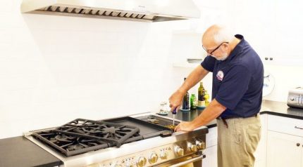 Un spécialiste répare une cuisinière à gaz Un spécialiste répare une cuisinière à gaz