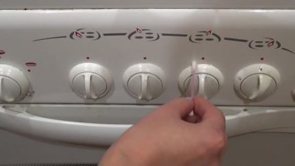 Nettoyage de la poignée avec un coton-tige