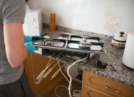 Auto-réparation d'une cuisinière à gaz