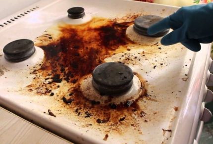 Poêle à gaz sale Saleté sur le dessus et à l'intérieur des brûleurs