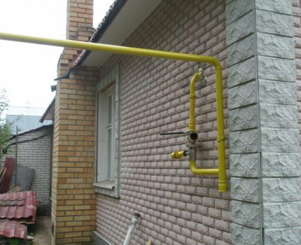 Gazlı özel ev sahipliği Özel bir eve gaz boru hattının girilmesi