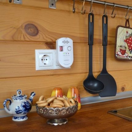 Détecteur de fuite de gaz dans une pièce avec une colonne