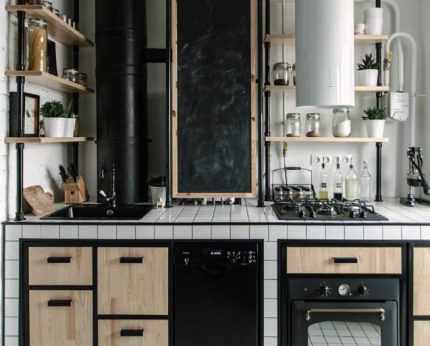 Déguisement d'une colonne derrière une ardoise