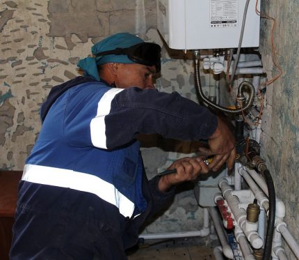 Gasman travaille avec de l'équipement Gasman travaille avec de l'équipement