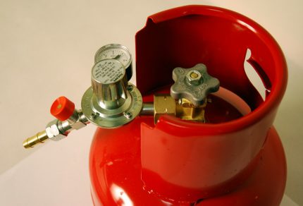 Réducteur de bouteille de gaz La boîte de vitesses est reliée à la valve du cylindre