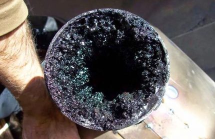 Une cheminée recouverte de suie Produits de combustion de cheminée