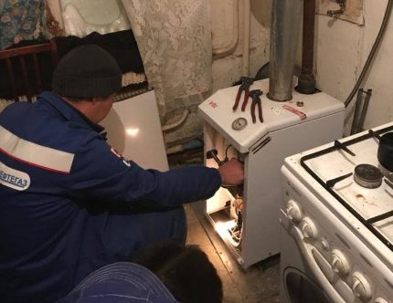 Vérification du fonctionnement de la chaudière à gaz au sol Gasman vérifie la chaudière