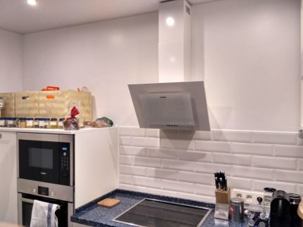 Capuz acima do fogão na cozinha Capuz acima do fogão na cozinha