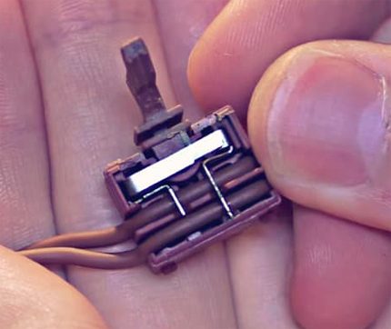 Vue de l'intérieur du bouton du briquet Vue de l'intérieur du bouton du briquet