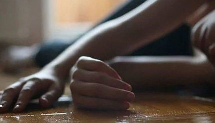 Fille inconsciente Fille inconsciente