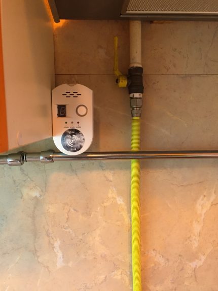 Sensor de vazamento de gás instalado próximo ao capô Sensor de vazamento de gás instalado próximo ao capô