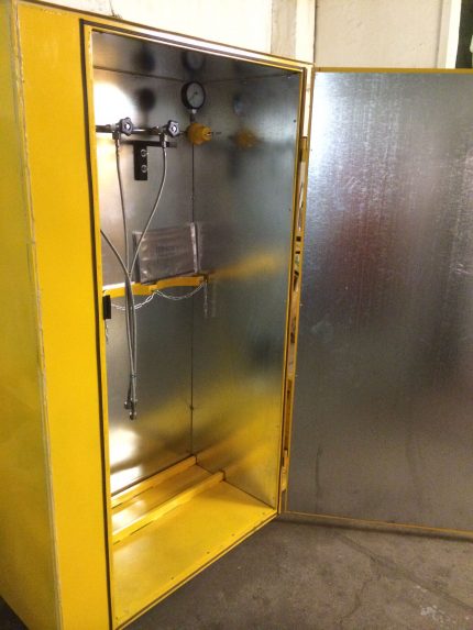 Vista geral do gabinete para cilindros de gás