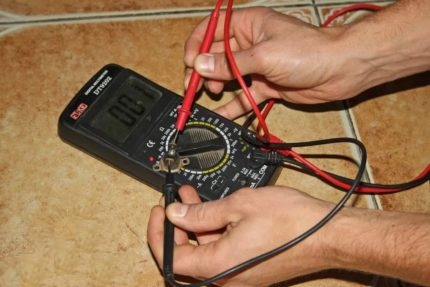Überprüfung der Elektrik eines Gaskessels mit einem Multimeter Überprüfung der Elektrik eines Gaskessels mit einem Multimeter