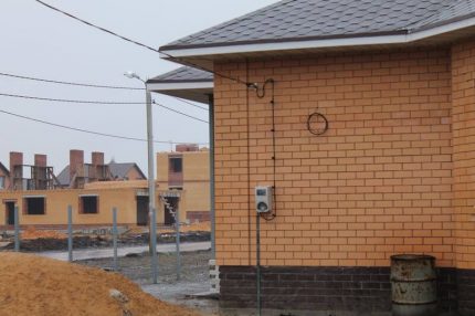 Entrée d'une ligne électrique dans une maison privée