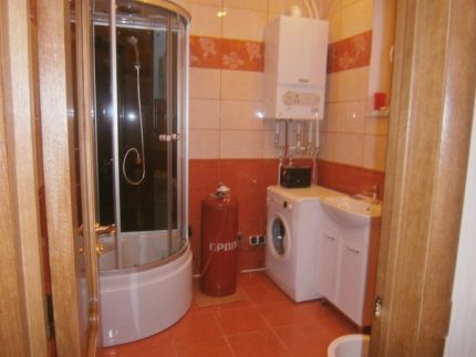 Bir apartmandaki bir silindire akan gaz kolonunun bağlanması Bir apartmandaki bir silindire akan gaz kolonunun bağlanması