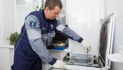 Der Master schließt den Gasherd an Der Master schließt den Gasherd an