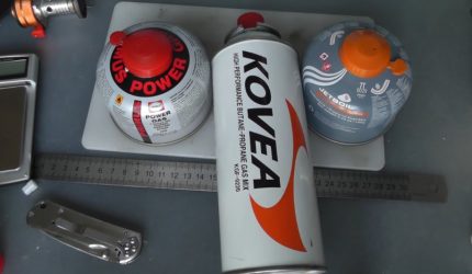 Spray de gás em cima da mesa