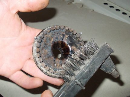 Brush cleaning with a wire brush