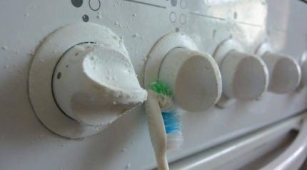 Cleaning the gas stove handles
