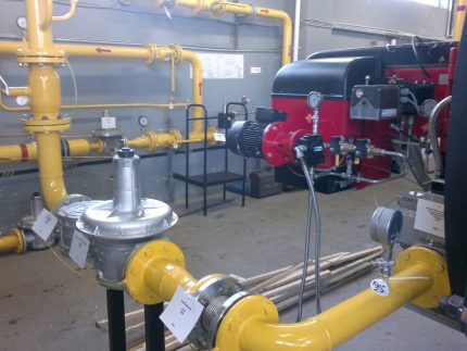 Endüstriyel ekipmana bir flanş tipi KTZ montajı örneği