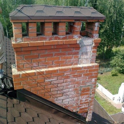 La destruction progressive de la cheminée