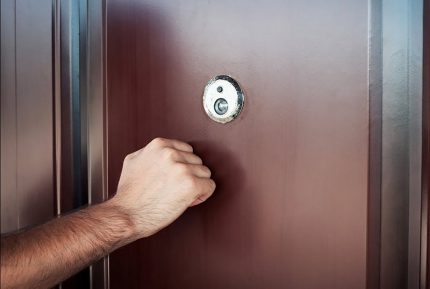 Frapper à la porte au lieu de sonner Frapper à la porte au lieu de sonner