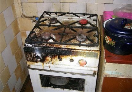 Cuisinière à gaz après l'explosion Cuisinière à gaz après l'explosion