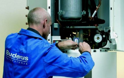 Le maître répare la chaudière Buderus