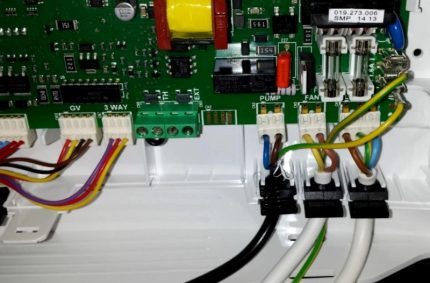 Fils connectés à la carte de commande