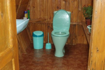 Toilette avec égout Toilette avec égout
