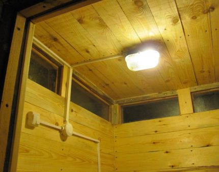 Éclairage dans les toilettes du pays Éclairage dans les toilettes du pays