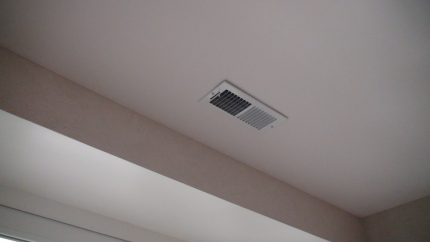 Capuche au plafond du dressing