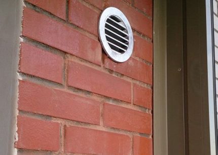 Installation d'une vanne murale de ventilation