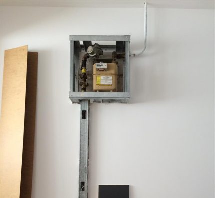 Schachtel mit Metallprofilen Schachtel mit Metallprofilen