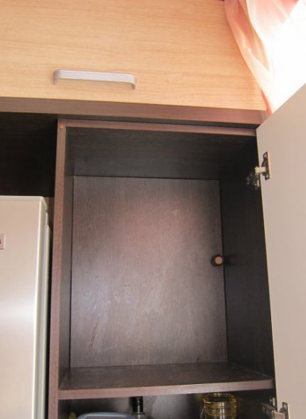 Gaszähler in einem Schrank mit falscher Verkleidung Gaszähler in einem Schrank mit falscher Verkleidung