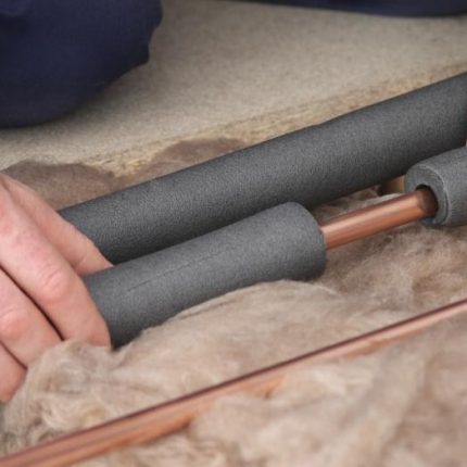 Penoflex sur les tuyaux du système de climatisation Isolation en mousse
