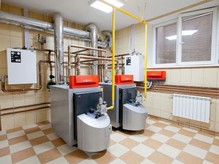 Fenêtre dans une chaufferie avec chaudière à gaz