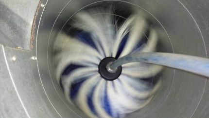 Reinigen Sie den Lüftungskanal mit einer Bürste Reinigen Sie den Lüftungskanal mit einer Bürste